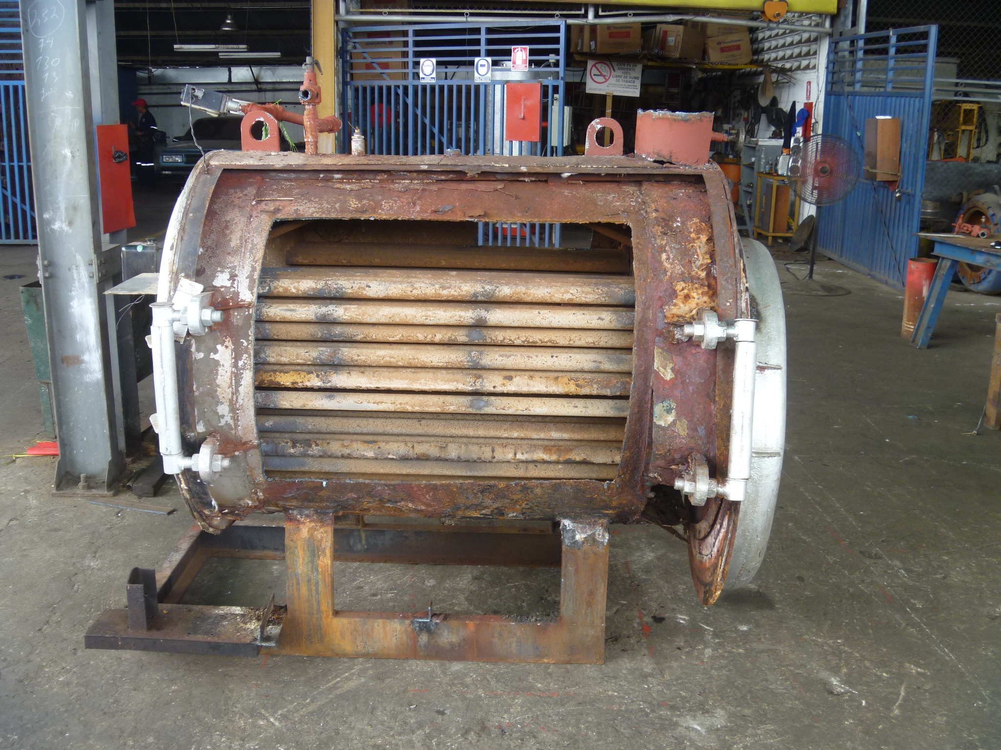 Intercambiador industrial en mantenimiento